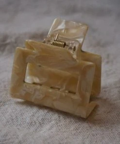 PIPE AND ROW SMALL SQUARE HAIR CLAW CREAM