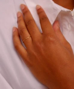 HANNAH NAOMI SMOOTH THIN STACKING RING GOLD