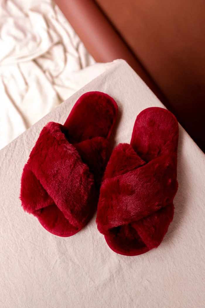 PIPE AND ROW NEW IN CRIMSON FUZZY SLIPPERS 1 PIPE AND ROW NEW IN CRIMSON FUZZY SLIPPERS