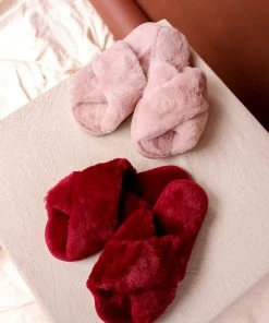 PIPE AND ROW NEW IN CRIMSON FUZZY SLIPPERS 5 PIPE AND ROW NEW IN CRIMSON FUZZY SLIPPERS