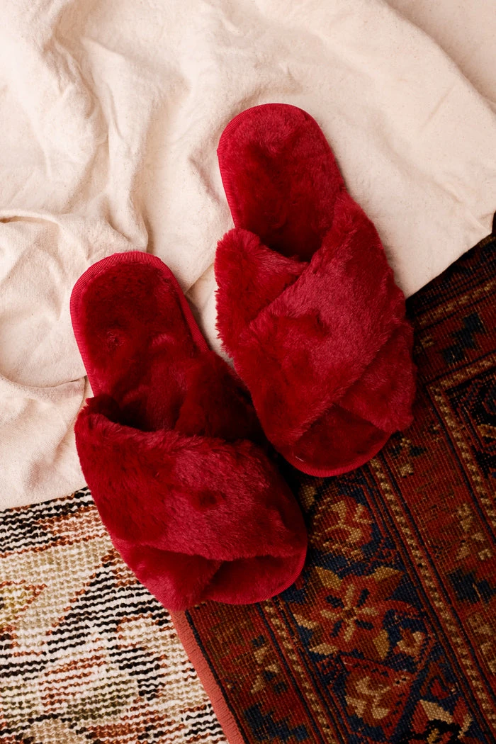 PIPE AND ROW NEW IN CRIMSON FUZZY SLIPPERS 2 PIPE AND ROW NEW IN CRIMSON FUZZY SLIPPERS