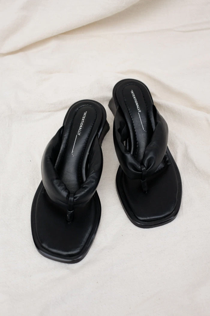 INTENTIONALLY BLANK WHITMAN SANDALS SPRING '22 6 INTENTIONALLY BLANK WHITMAN SANDALS SPRING '22