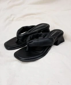 INTENTIONALLY BLANK WHITMAN SANDALS SPRING '22 12 INTENTIONALLY BLANK WHITMAN SANDALS SPRING '22