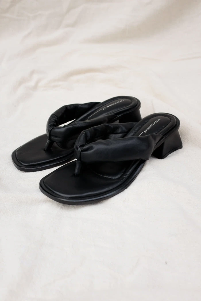 INTENTIONALLY BLANK WHITMAN SANDALS SPRING '22 4 INTENTIONALLY BLANK WHITMAN SANDALS SPRING '22