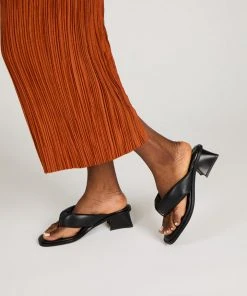 INTENTIONALLY BLANK WHITMAN SANDALS SPRING '22 17 INTENTIONALLY BLANK WHITMAN SANDALS SPRING '22