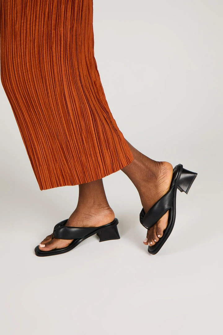 INTENTIONALLY BLANK WHITMAN SANDALS SPRING '22 9 INTENTIONALLY BLANK WHITMAN SANDALS SPRING '22