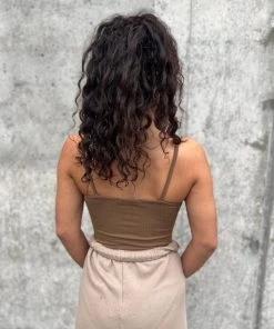 AGOLDE SPAGHETTI V-STRAP BODYSUIT TOFFEE