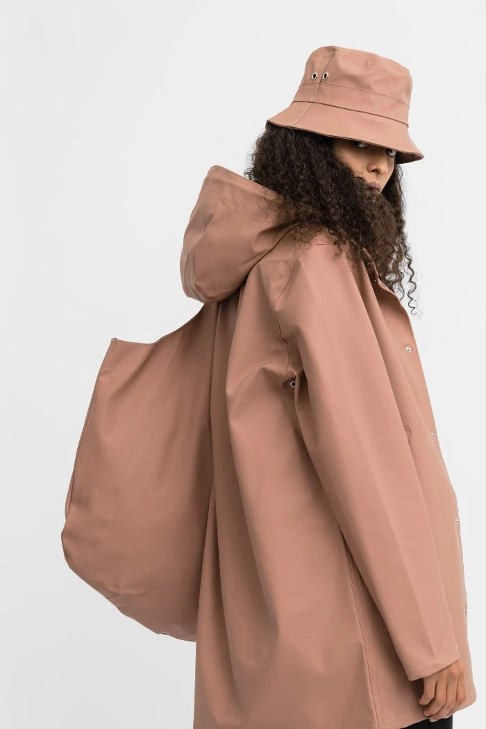 STUTTERHEIM BECKHOLMEN BUCKET HAT SANDALWOOD SPRING '22 2 STUTTERHEIM BECKHOLMEN BUCKET HAT SANDALWOOD SPRING '22