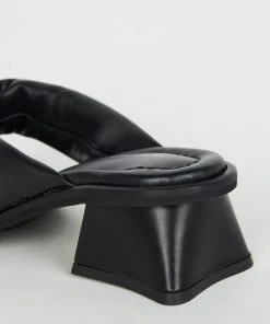 INTENTIONALLY BLANK WHITMAN SANDALS SPRING '22 13 INTENTIONALLY BLANK WHITMAN SANDALS SPRING '22