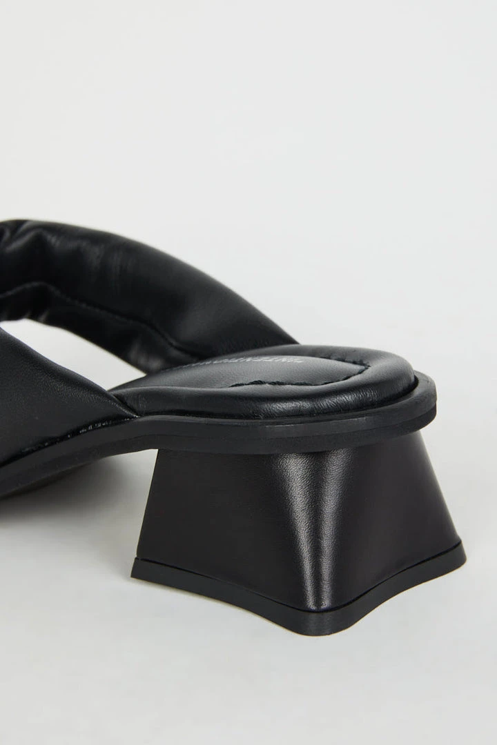 INTENTIONALLY BLANK WHITMAN SANDALS SPRING '22 5 INTENTIONALLY BLANK WHITMAN SANDALS SPRING '22