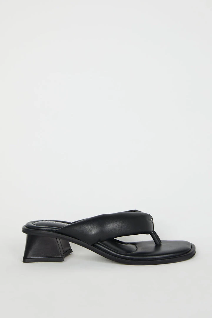INTENTIONALLY BLANK WHITMAN SANDALS SPRING '22 7 INTENTIONALLY BLANK WHITMAN SANDALS SPRING '22