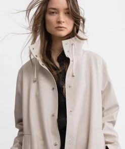STUTTERHEIM MOSEBACKE RAIN JACKET LONG LIGHT SAND NEW IN