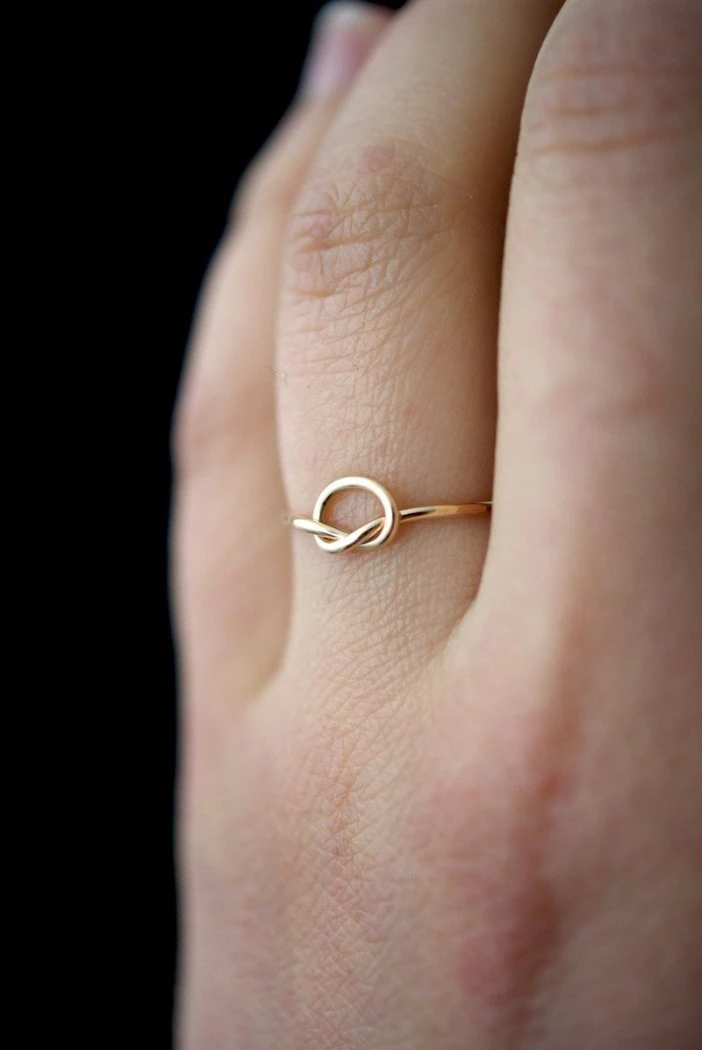 HANNAH NAOMI NEW IN OPEN KNOT RING
