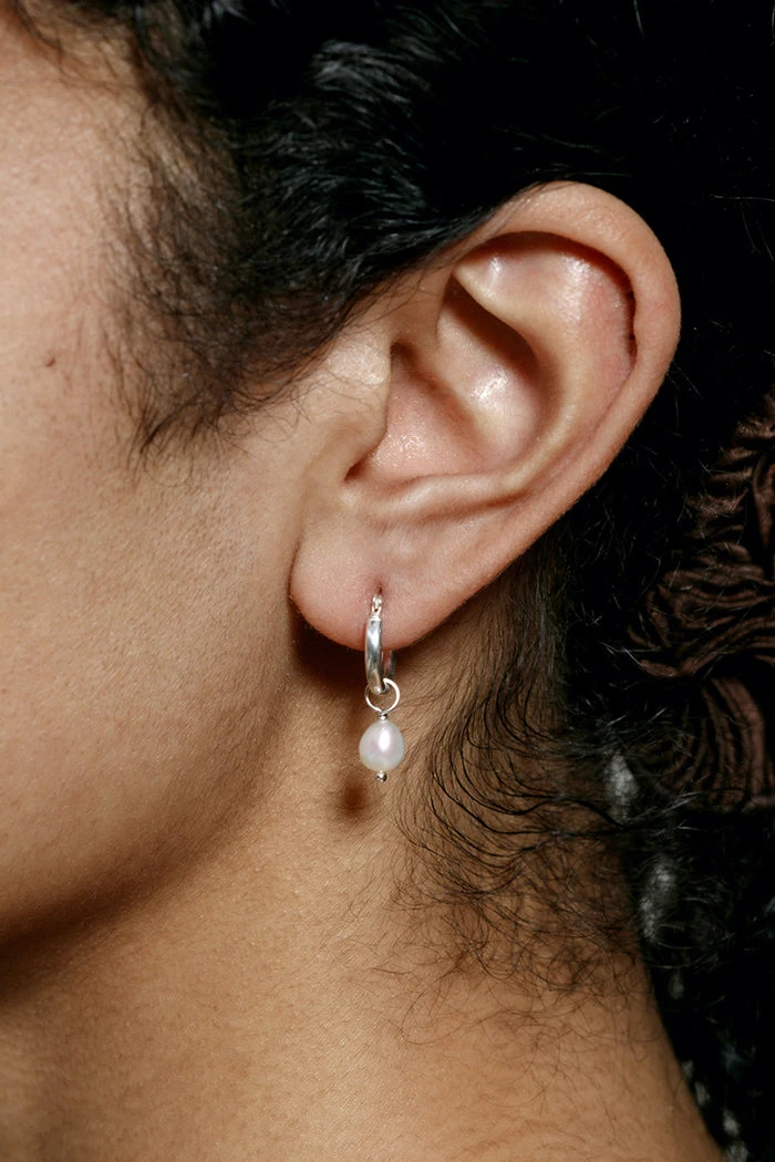 WOLF CIRCUS SMALL PEARL HOOP EARRINGS SILVER 2 WOLF CIRCUS SMALL PEARL HOOP EARRINGS SILVER