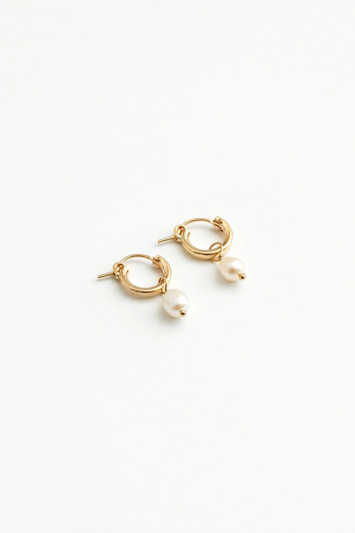 WOLF CIRCUS SMALL PEARL HOOP EARRINGS GOLD 2 WOLF CIRCUS SMALL PEARL HOOP EARRINGS GOLD
