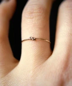 HANNAH NAOMI TINY KNOT RING