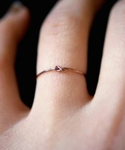 HANNAH NAOMI TINY KNOT RING NEW IN
